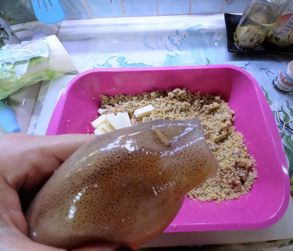 Gefüllte Tintenfische in der Pfanne mit Kirschtomaten