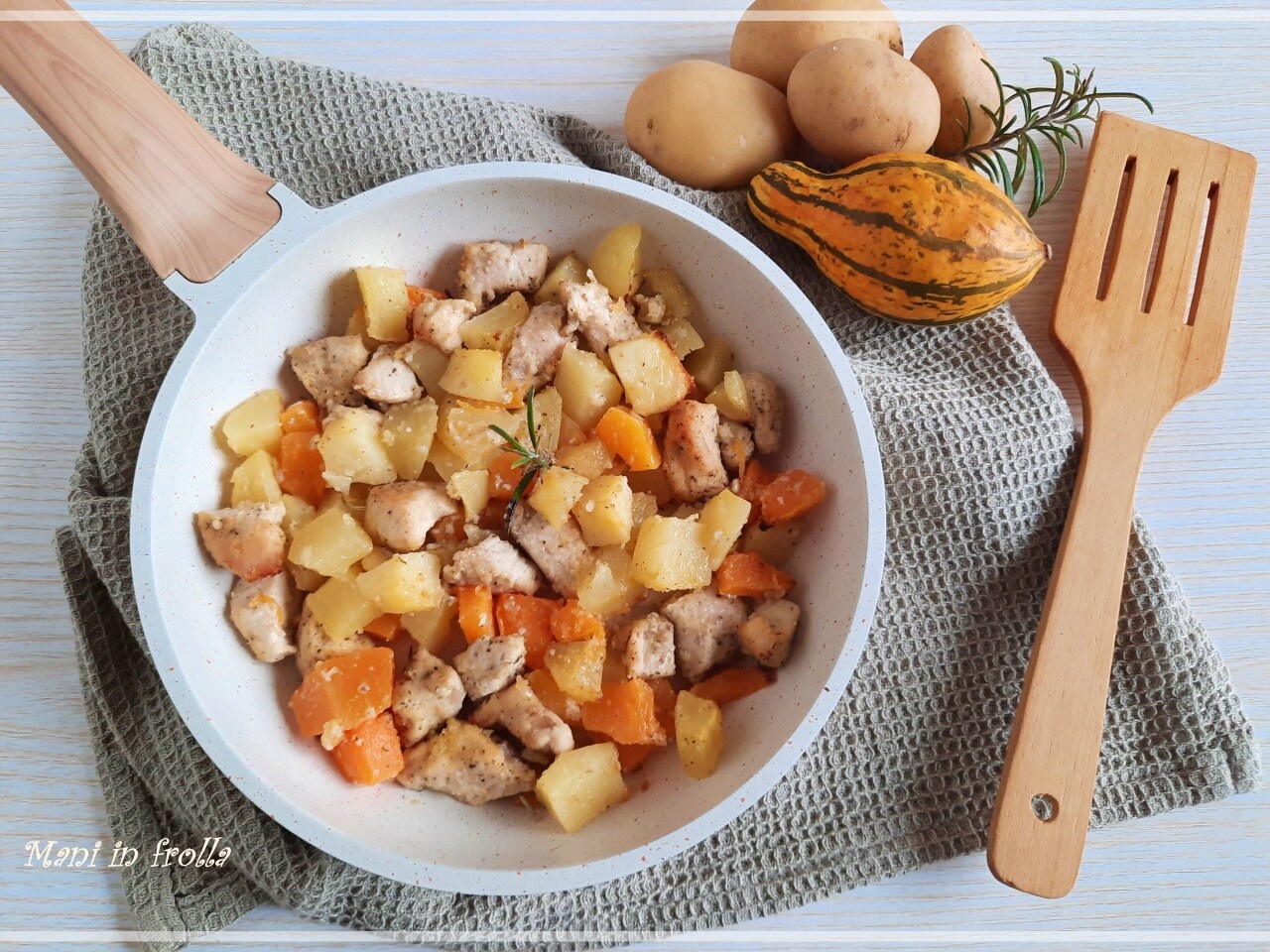 Ofen-gebackene Hähnchenstücke mit Kürbis und Kartoffeln