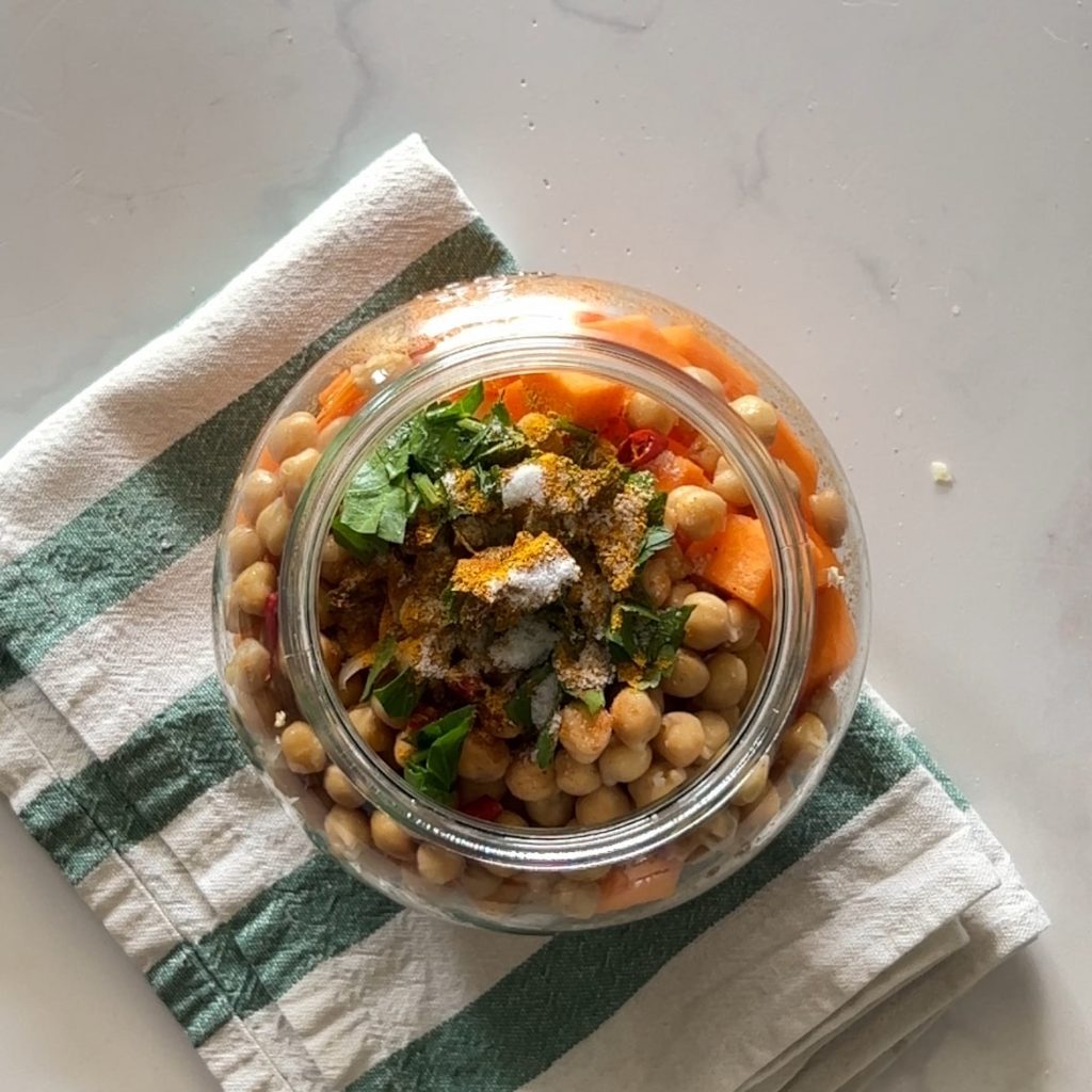 Wie man das Curry mit Kichererbsen und Kürbis im Glas würzt