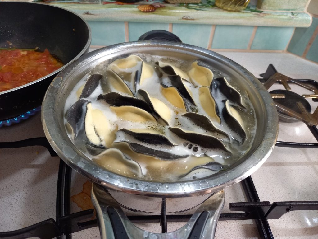 Schwarz-weiße Ravioli mit Hummer