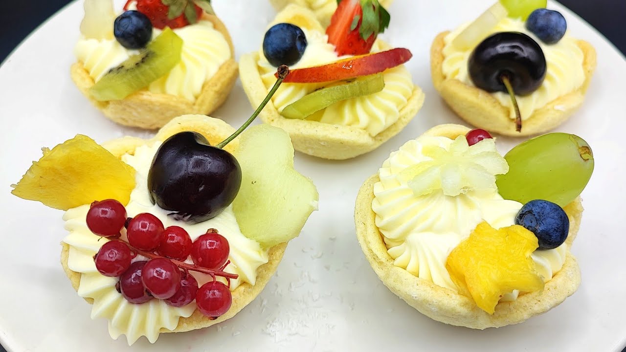 Mürbeteigkörbchen mit Creme und Obst