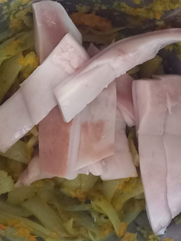 Genovese aus Schweinefleisch, Wurst und Schwarte