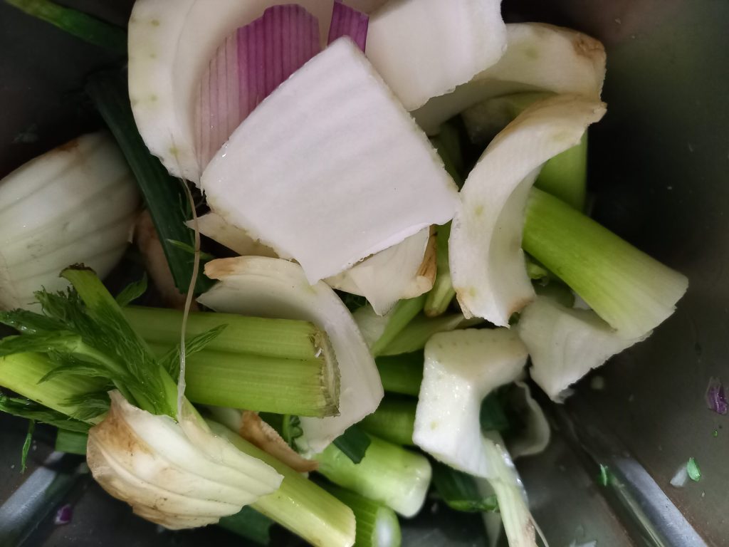 Curry-Suppe mit Fenchelresten