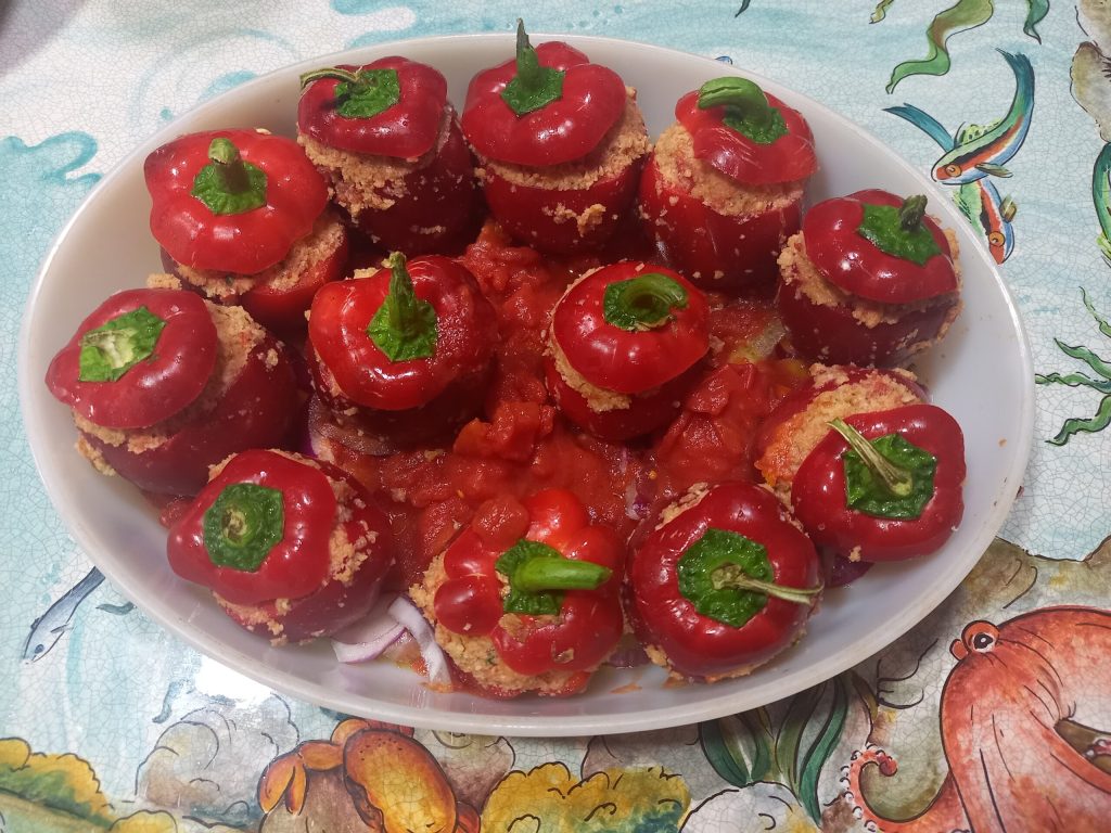 Gefüllte kleine Paprika in Tomatensoße