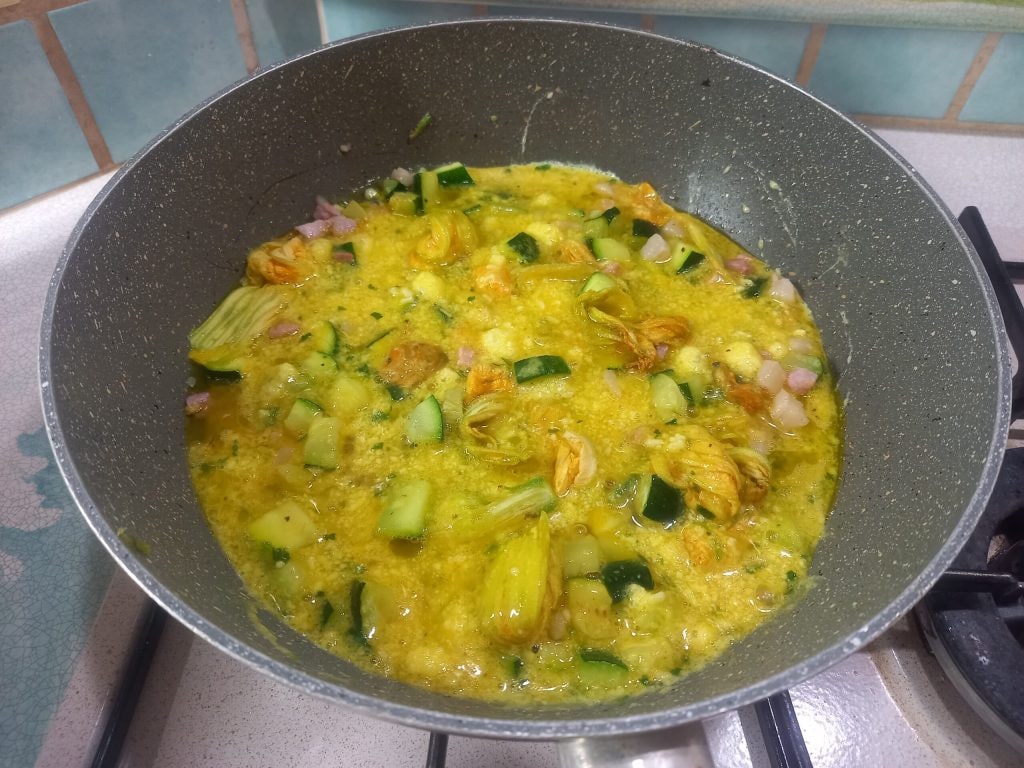 Zucchini- und Speckomelette mit Blüten