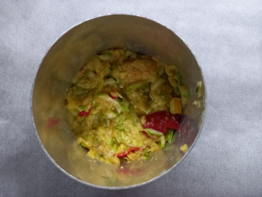 Die Zucchini- und roten Bratpaprika-Burger