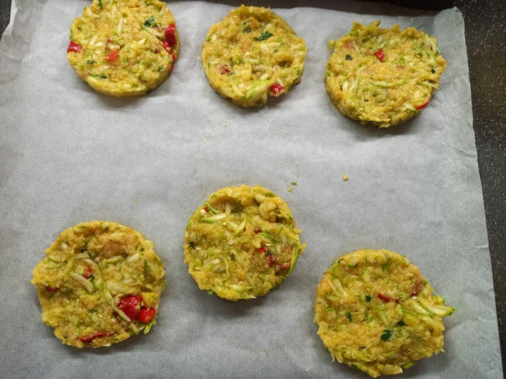 Die Zucchini- und roten Bratpaprika-Burger