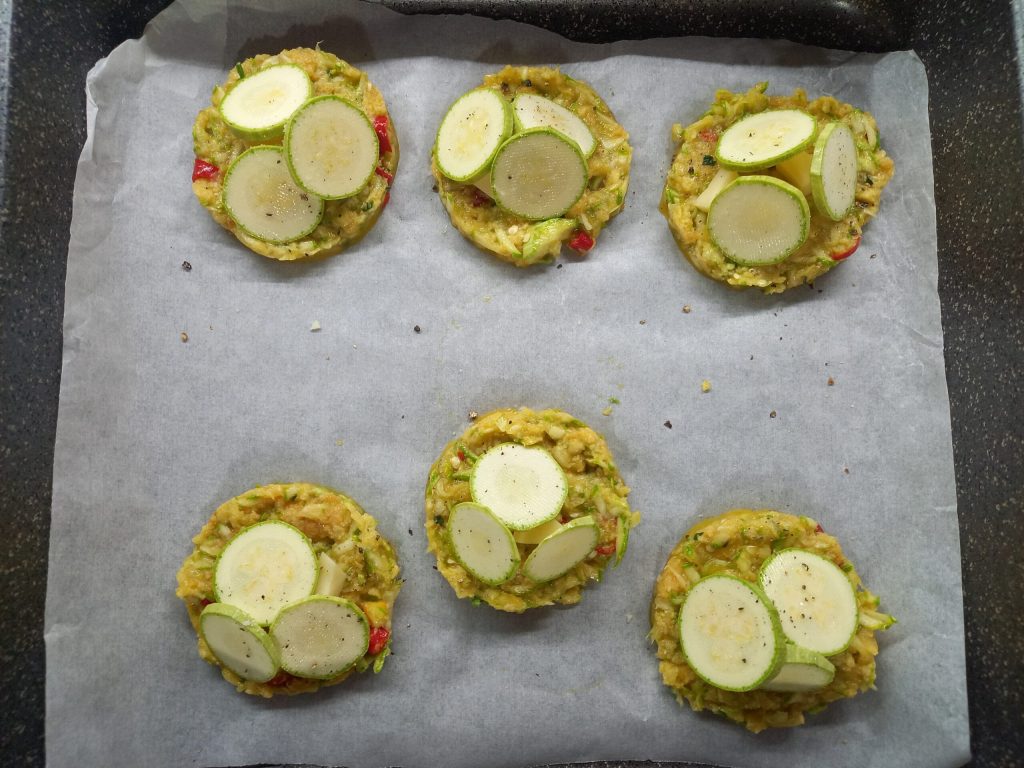 Die Zucchini- und roten Bratpaprika-Burger