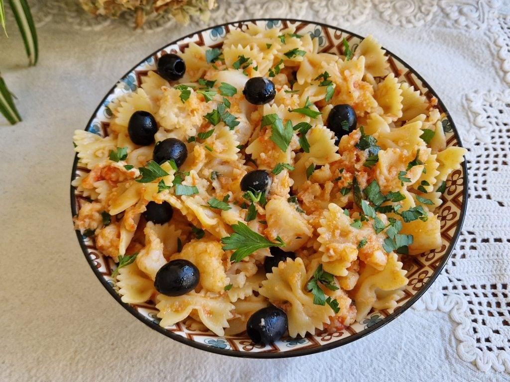 Pasta mit Blumenkohl und schwarzen Oliven