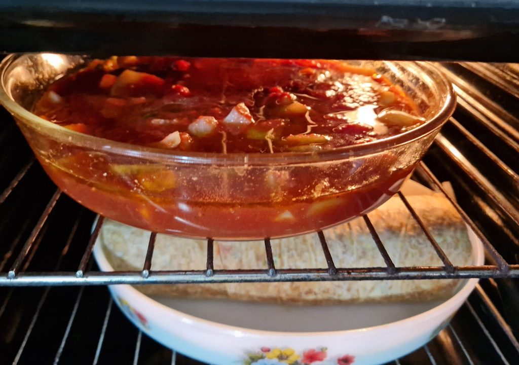 Der Hackbraten in Soße mit Kartoffeln