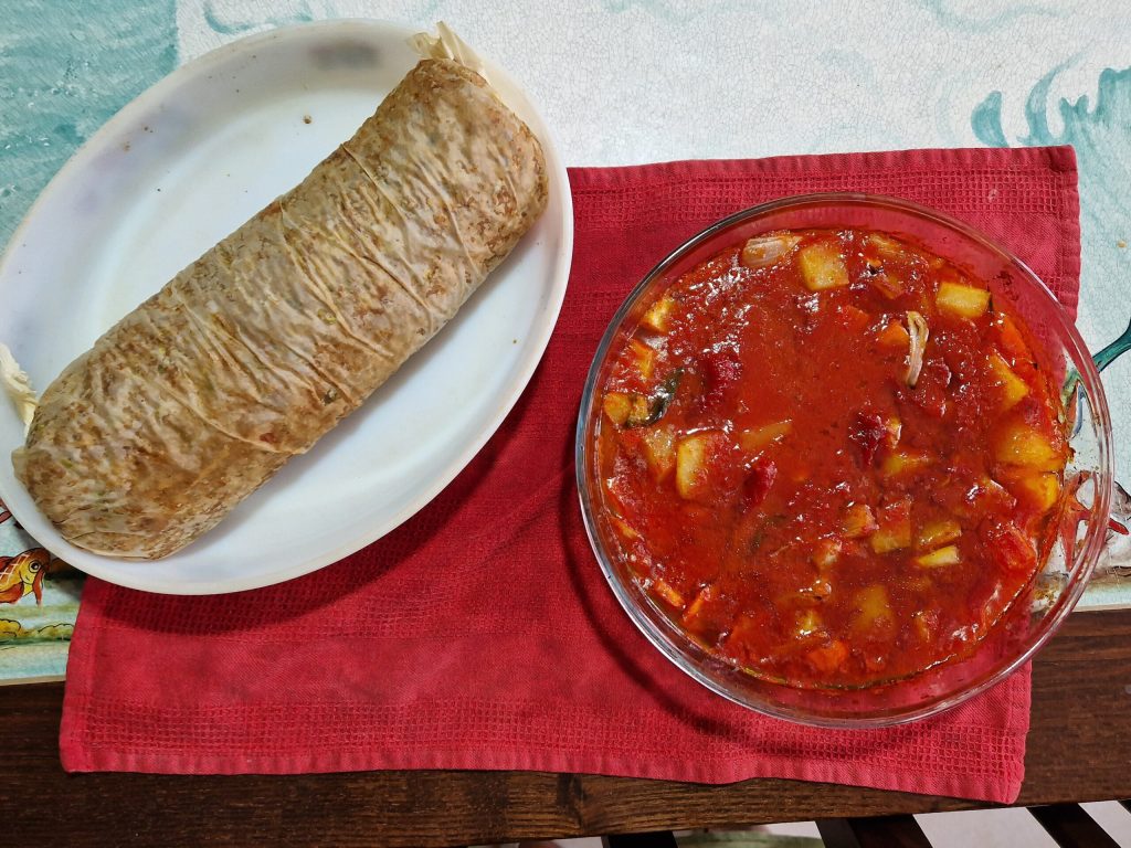 Der Hackbraten in Soße mit Kartoffeln