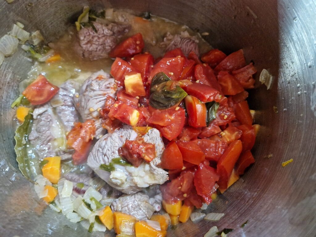 Rindergulasch mit Kartoffeln und Erbsen