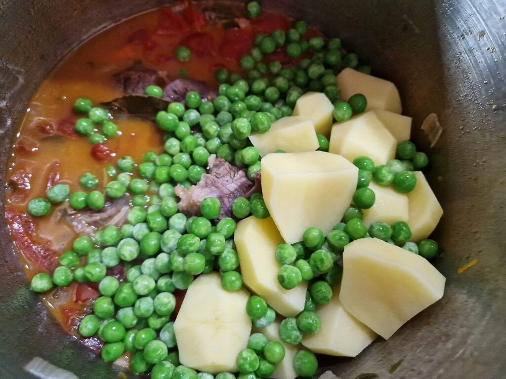 Rindergulasch mit Kartoffeln und Erbsen