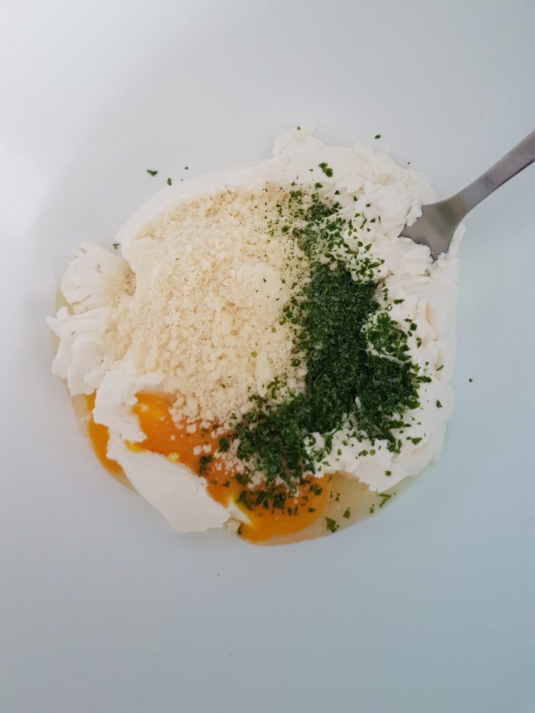 herzhafter Kuchen mit Ricotta, Pilzen und Speck