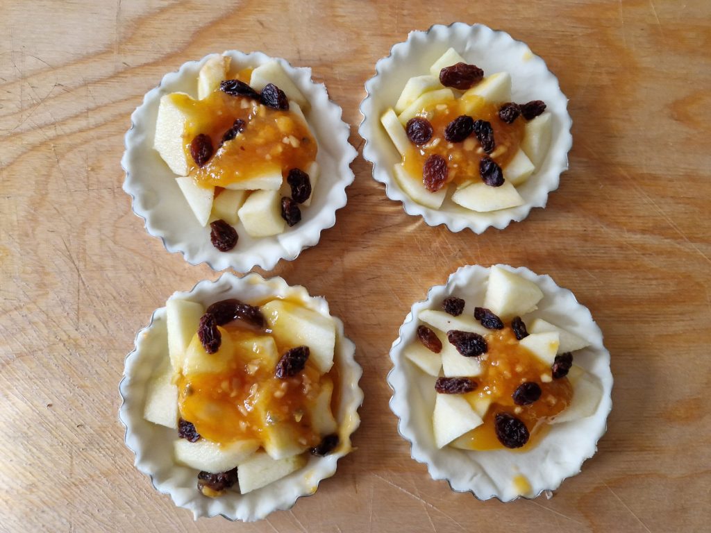Schnelle Törtchen mit Apfel und Rosinen