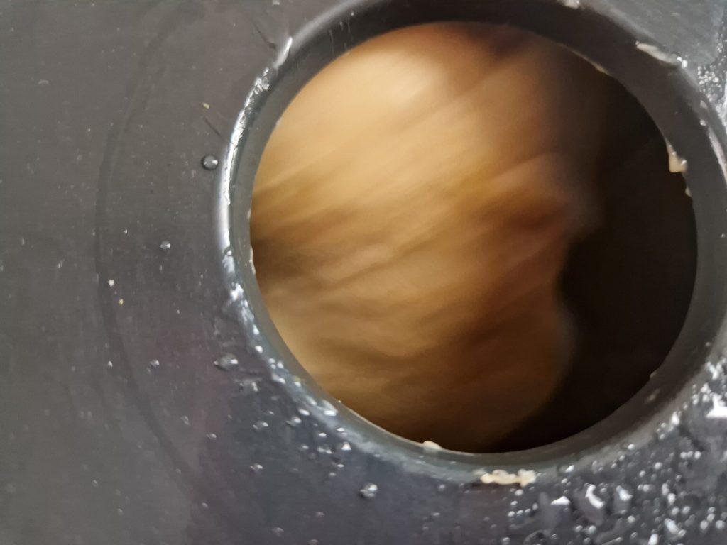 Polentasnacks mit Wurstwaren und Käse