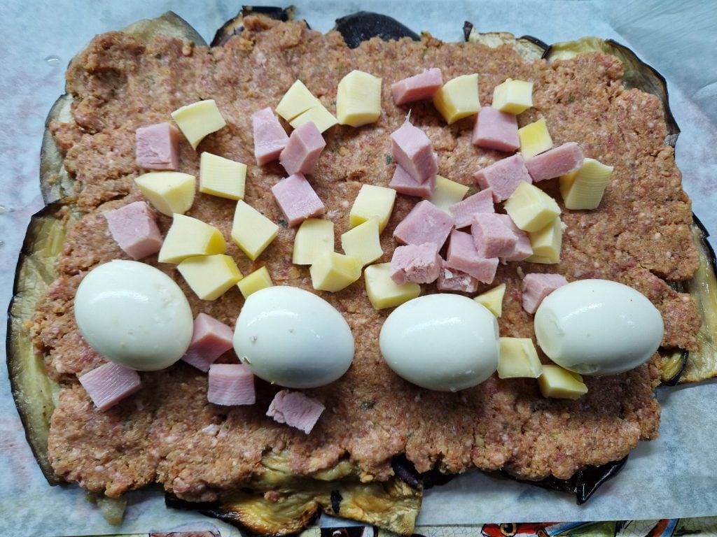Der Hackbraten mit Fleisch und Auberginen