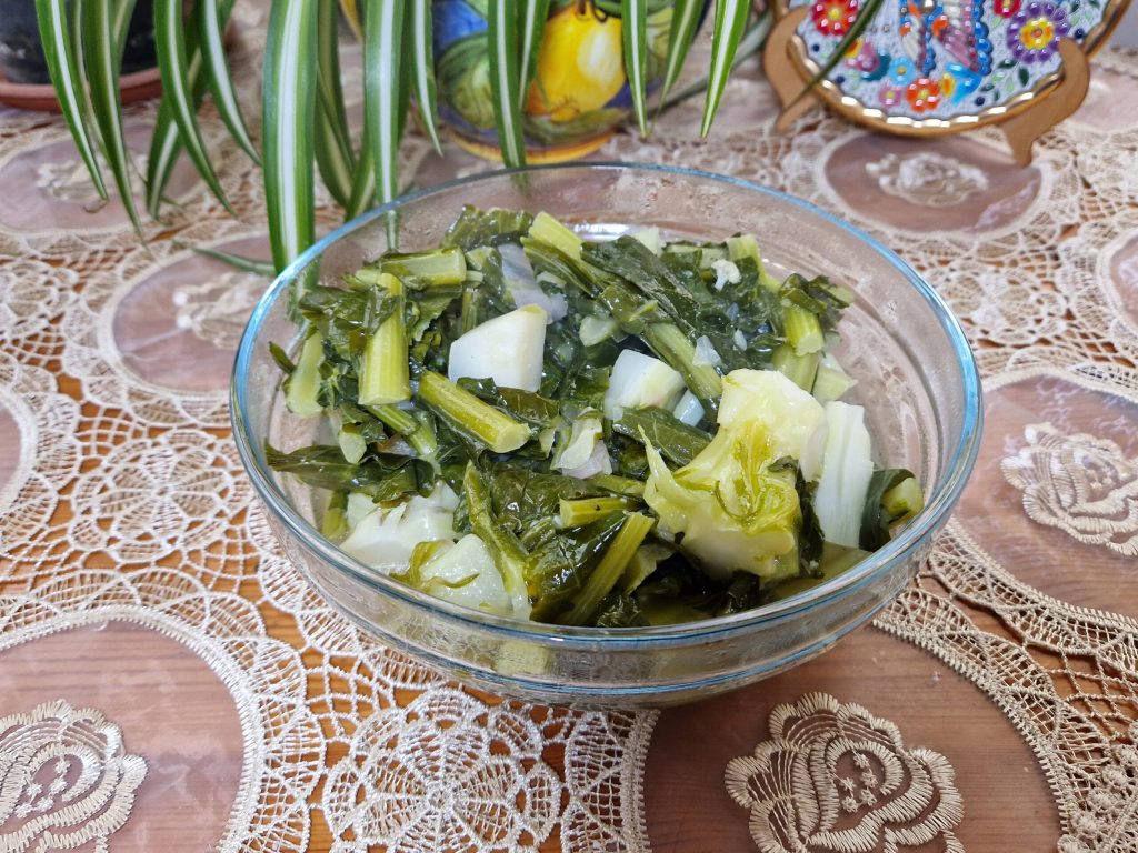 Wie man Kohl- und Blumenkohlblätter verwendet