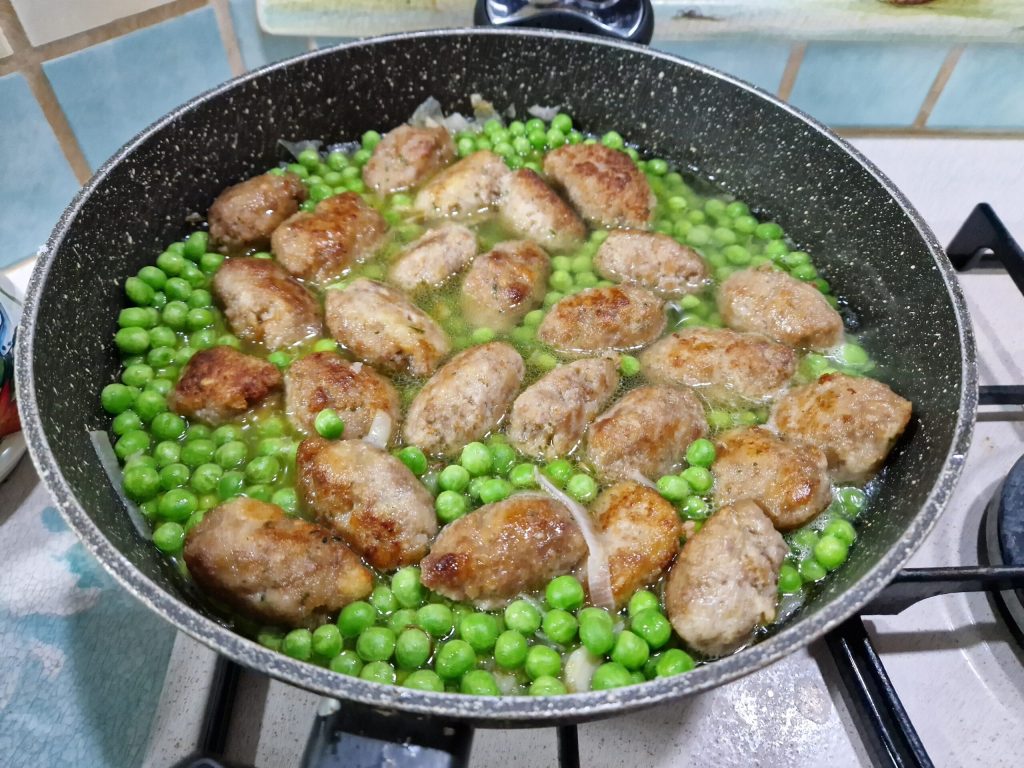 Fleischbällchen und Erbsen