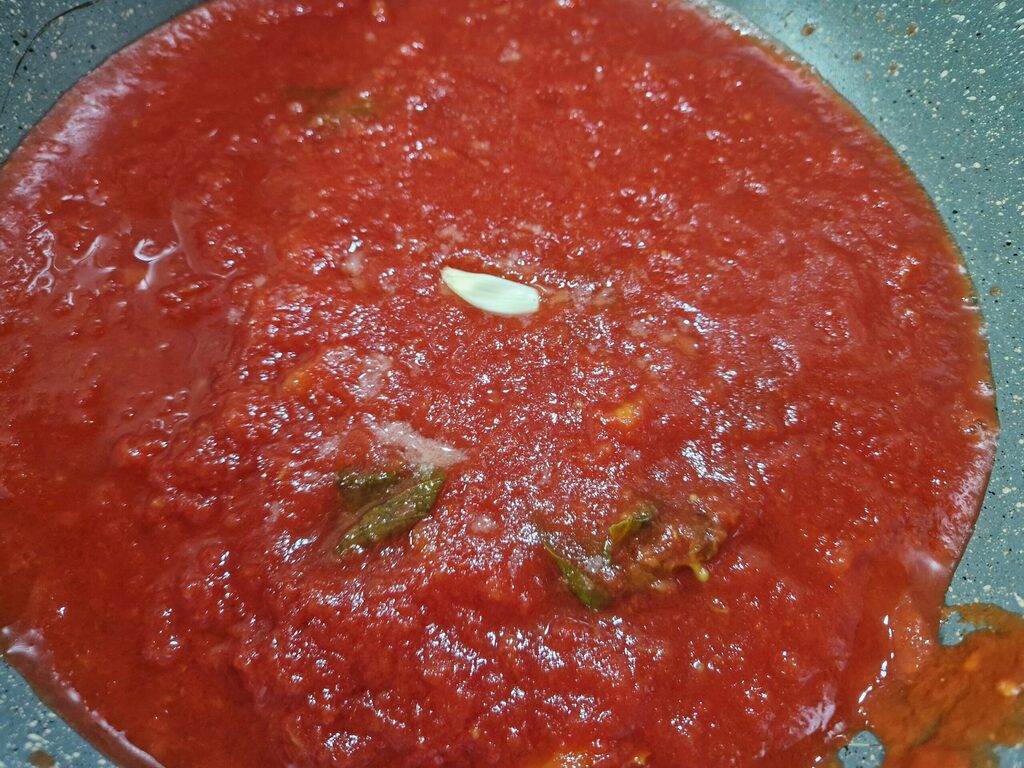 Passata, Knoblauch, Basilikum