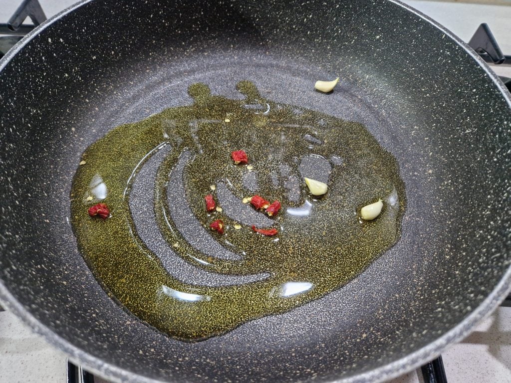 Knoblauch Öl und Chilischote