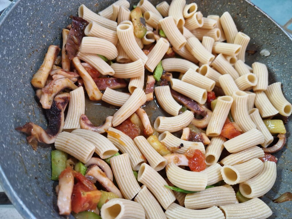 die Pasta mit Die Tintenfische mit gebratenem Gemüse