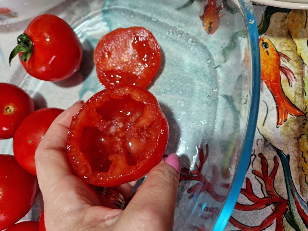 ausgehöhlte runde Tomaten