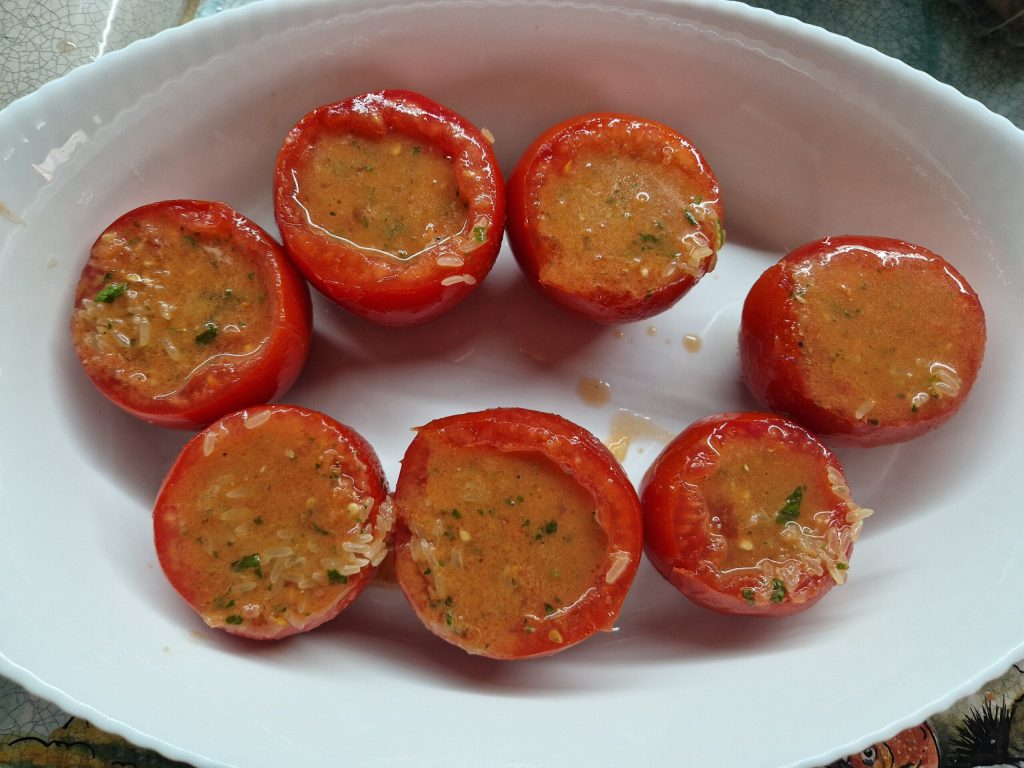Gefüllte Tomaten mit Reis und Thunfisch