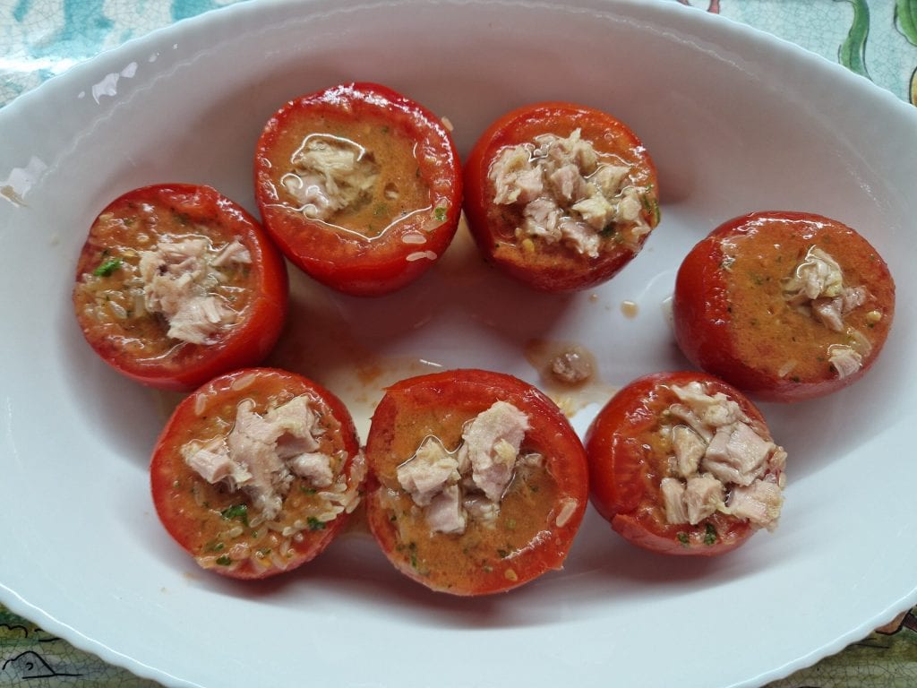 Gefüllte Tomaten mit Reis und Thunfisch