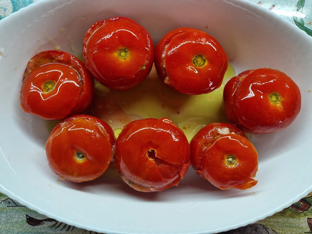 Gefüllte Tomaten mit Reis und Thunfisch
