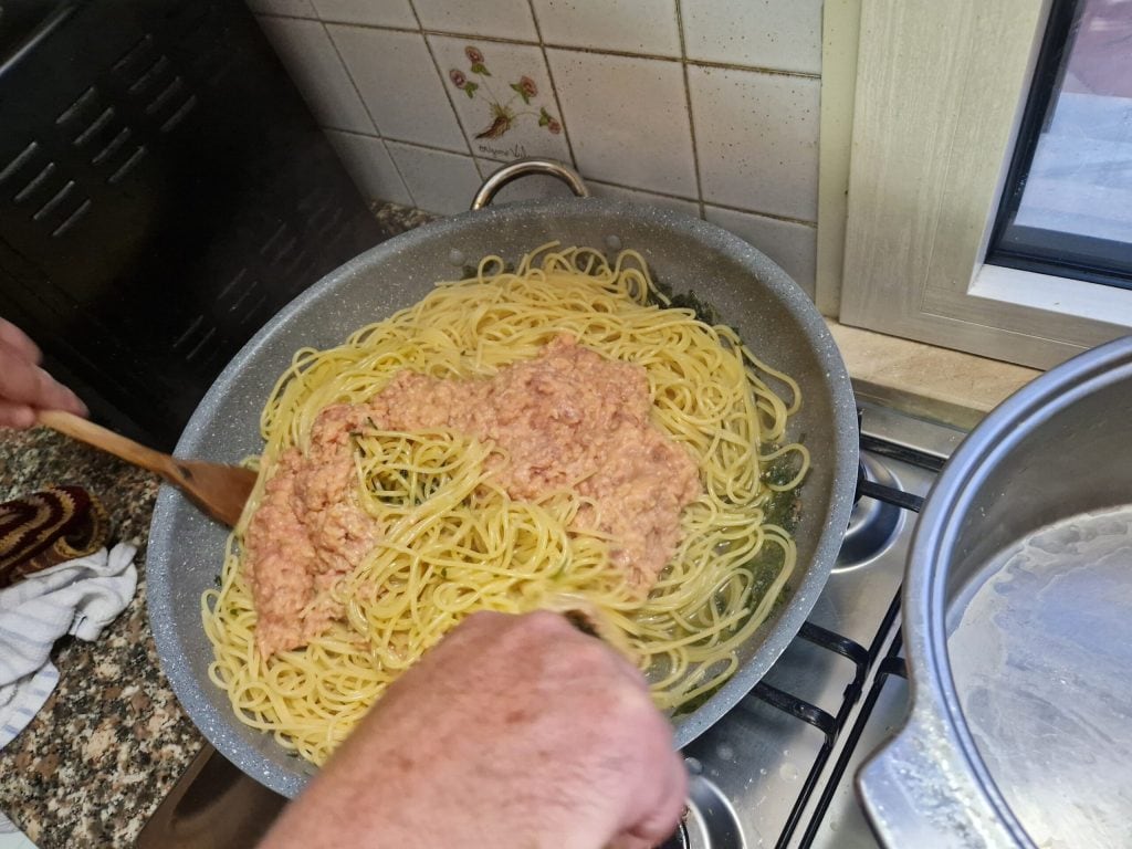 Die Spaghetti mit frischem Schwertfisch-Bottarga
