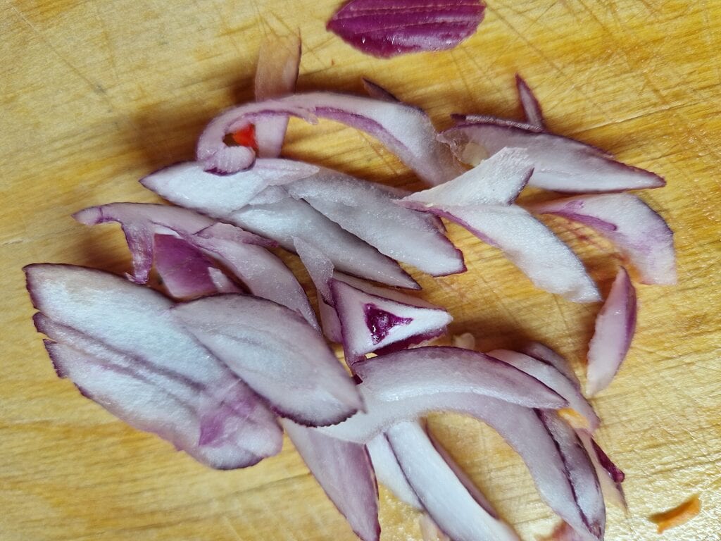 Der Kichererbsensalat mit Nüssen und Gemüse