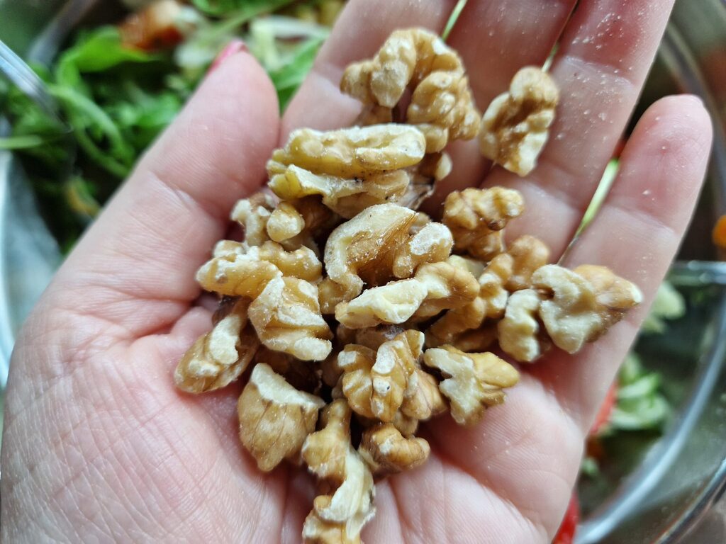 Der Kichererbsensalat mit Nüssen und Gemüse