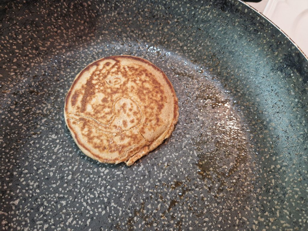 Cappuccino-Pfannkuchen mit diätetischer Mousse