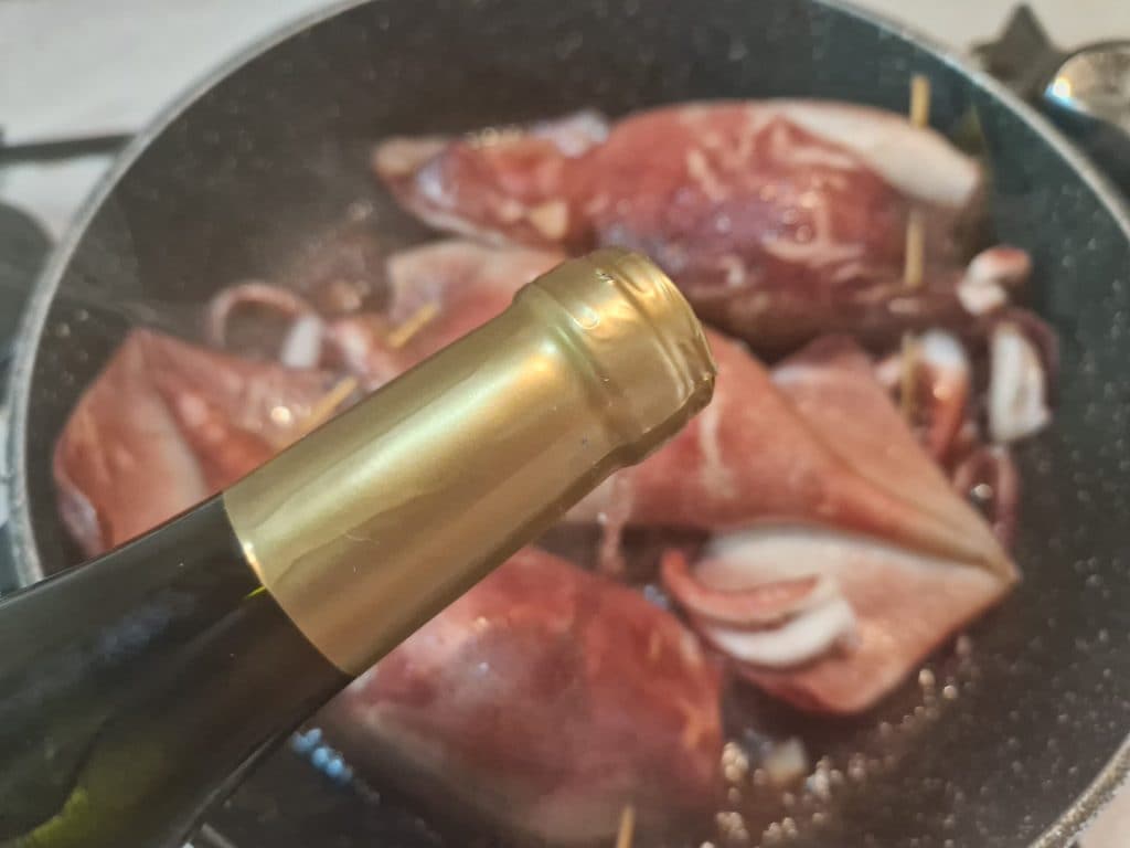 Gefüllte Tintenfische in der Pfanne mit Kirschtomaten