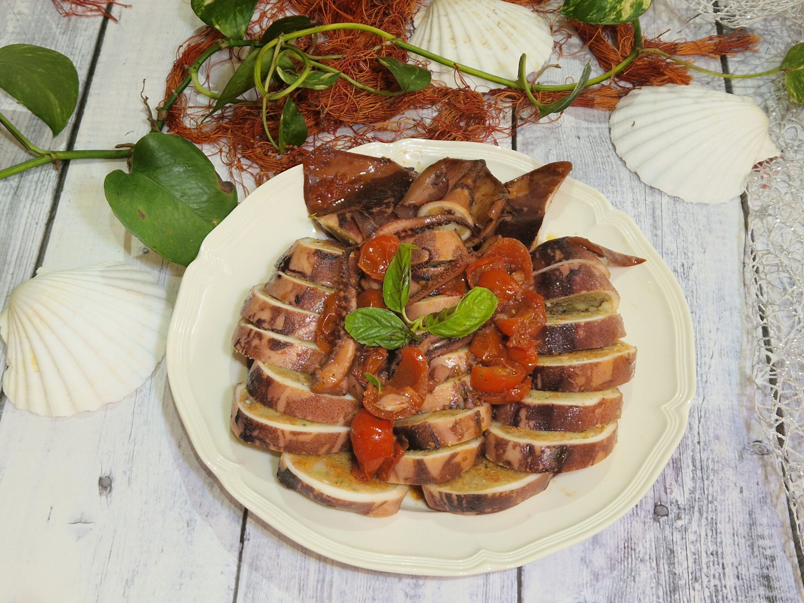 Gefüllte Tintenfische in der Pfanne mit Kirschtomaten