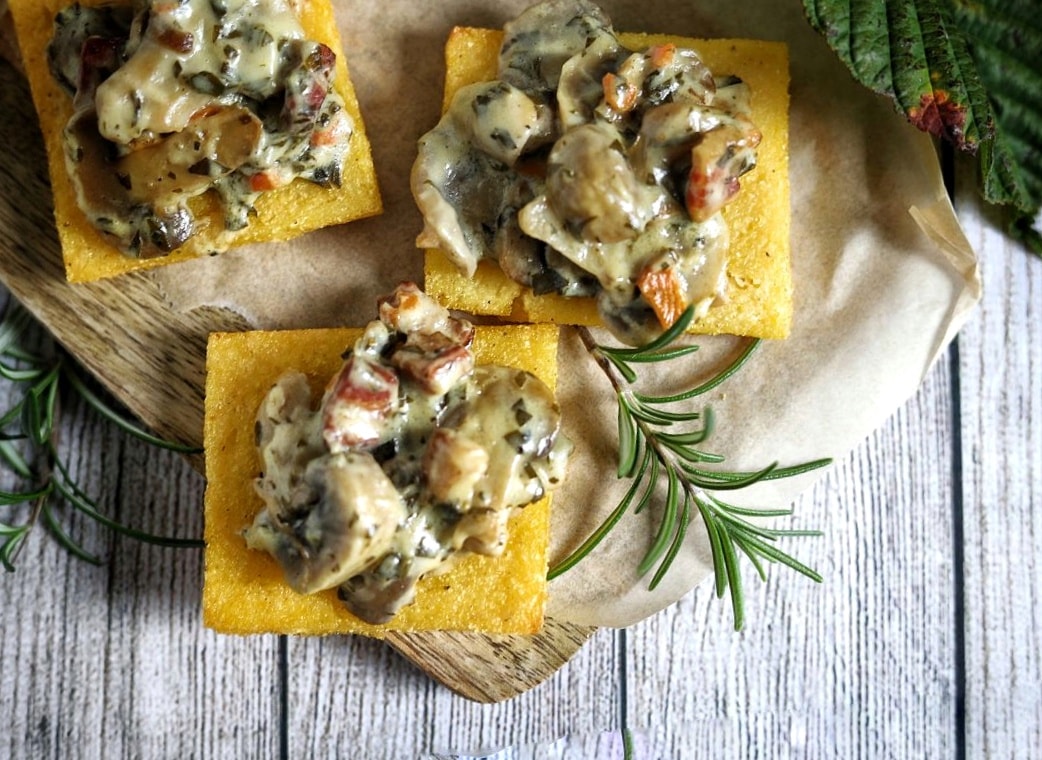 POLENTACROSTINI MIT PILZEN IN SAHNE