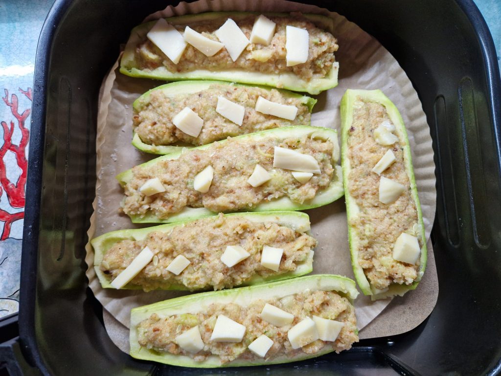 Gefüllte Zucchini in der Heißluftfritteuse
