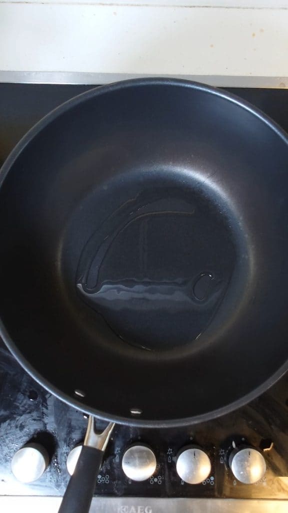 Schnelles Rezept: Gebratener Reis nach asiatischer Art mit saisonalem Gemüse, Erbsen und Eiern [+VIDEO]