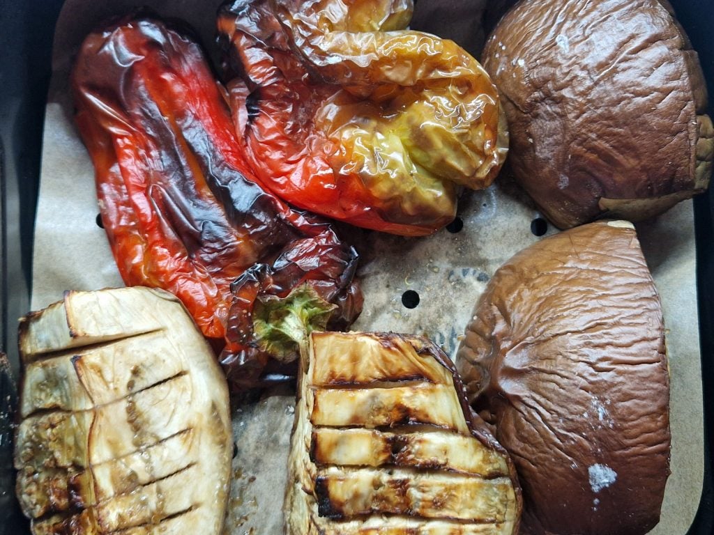 Wie man Paprika und Auberginen in der Heißluftfritteuse gart