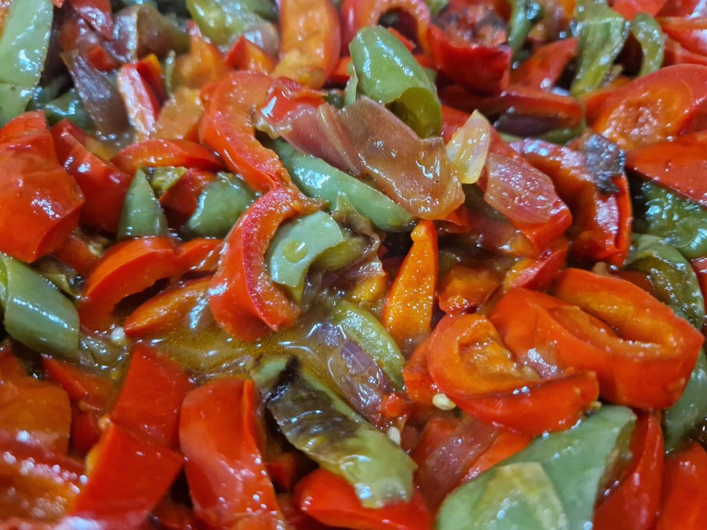 Eingelegte Paprika in süß-saurer Marinade im Glas