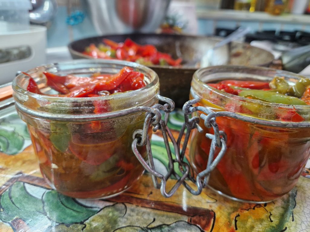 Eingelegte Paprika in süß-saurer Marinade im Glas