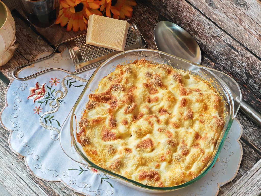 Weiße Ofennudeln mit Fleischbällchen