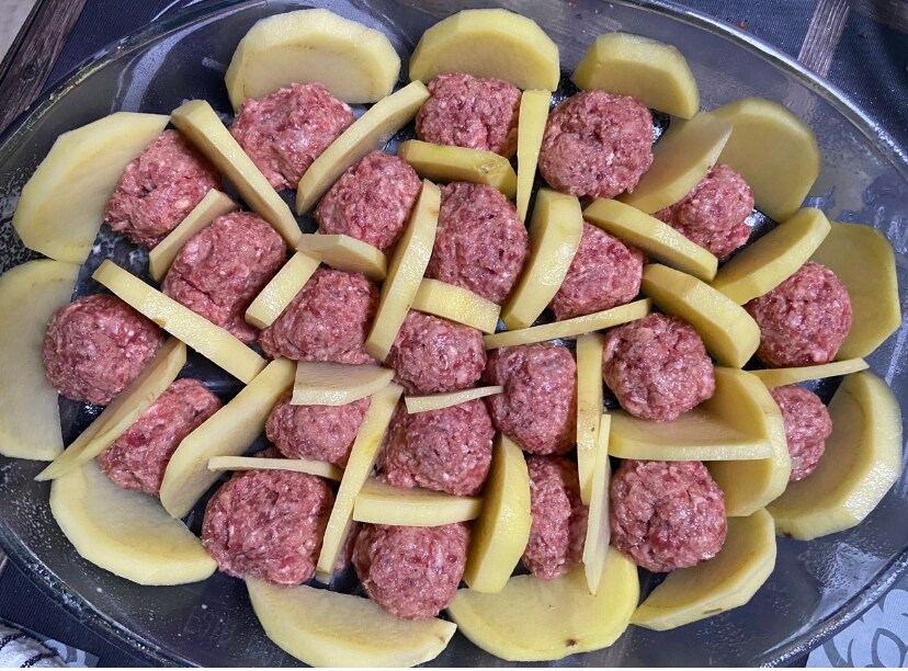 Frikadellen mit Kartoffeln und Béchamelsauce