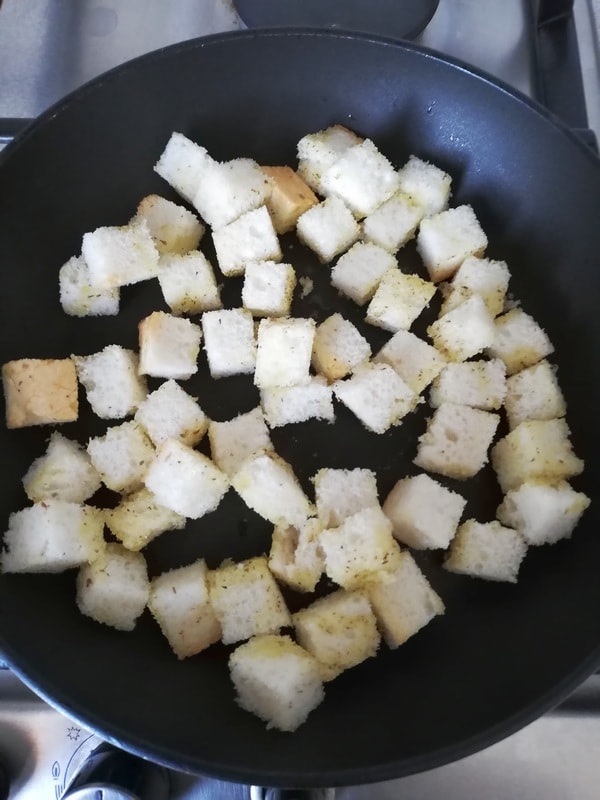 die Brotstücke zu Croutons rösten