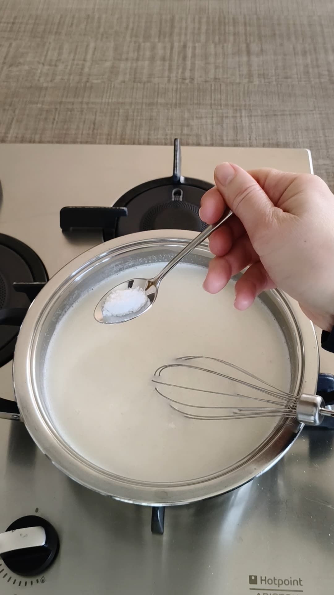 die Brotstücke zu Croutons rösten