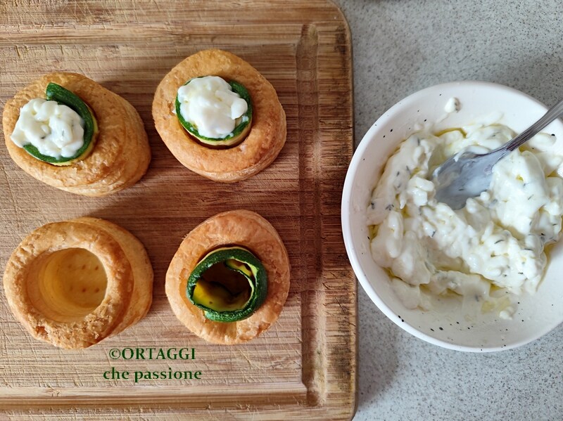 Vol-au-vent mit gegrillten Zucchini und Käse