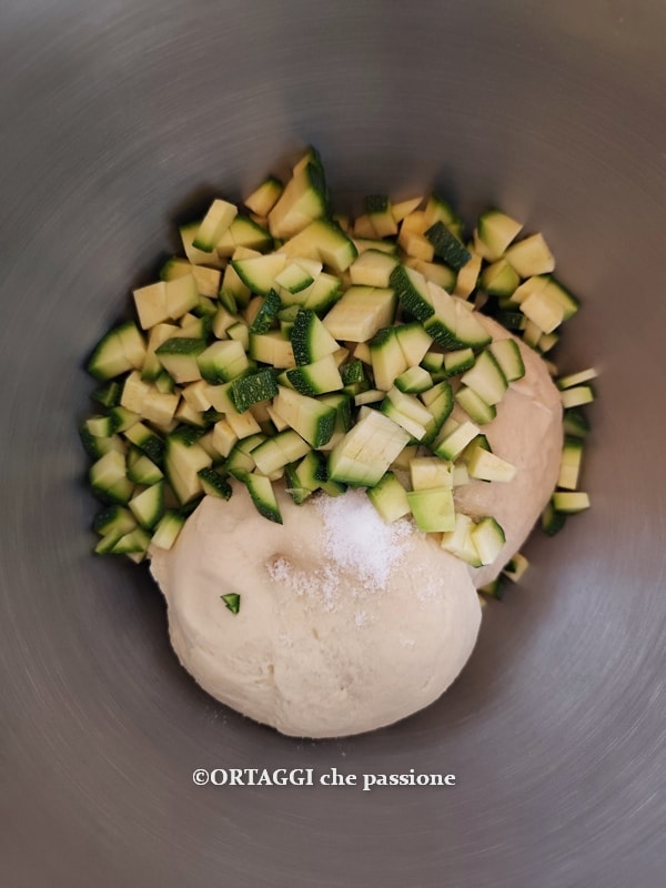 Zucchini und Salz hinzufügen