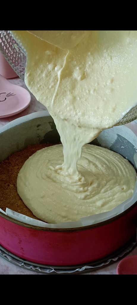 Wir gießen die Füllung in die Backform