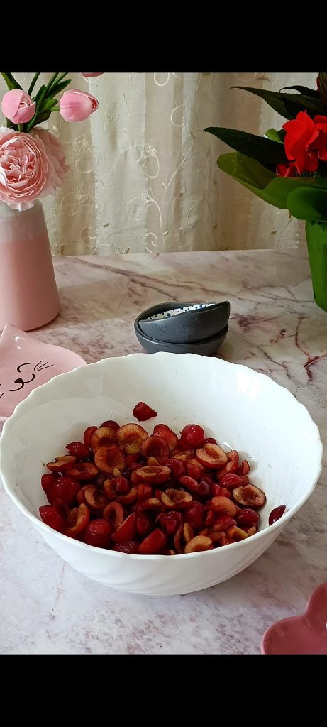 Wir fügen Zucker und Maisstärke hinzu und mischen